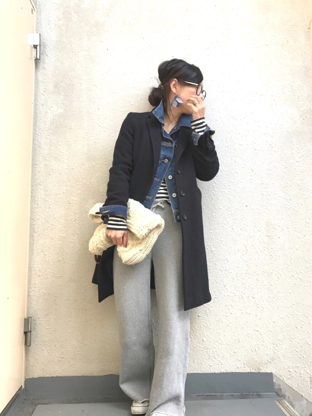 「チェスターコート、スウェットパンツ、Gジャン、デニム、ボーダー、スニーカー、ワイドパンツ、休日スタイル、ボーダートップス、デニムジャケット」｜「楽天 cream dotのアイテム（その他ヘアアクセサリー、ブラウン系）」を使った、＊:)ayaさん（レディース・160cm）の冬コーディネートの1枚目の写真