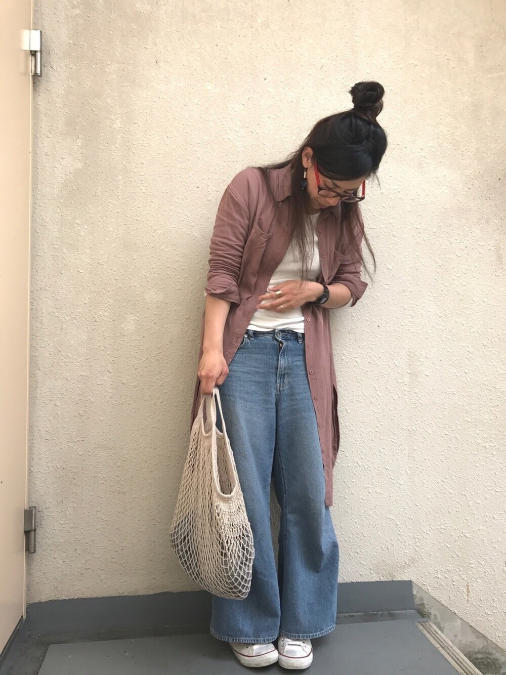 「名前昭和部、シャツワンピ、とろみシャツ、ワイドパンツ、デニム、スニーカー、無地党、シンプルコーデ、春コーデ、ゆるコーデ」｜「Handmadeのアイテム（ピアス（両耳用）、ブルー系）」を使った、＊:)ayaさん（レディース・160cm）の春コーディネートの1枚目の写真