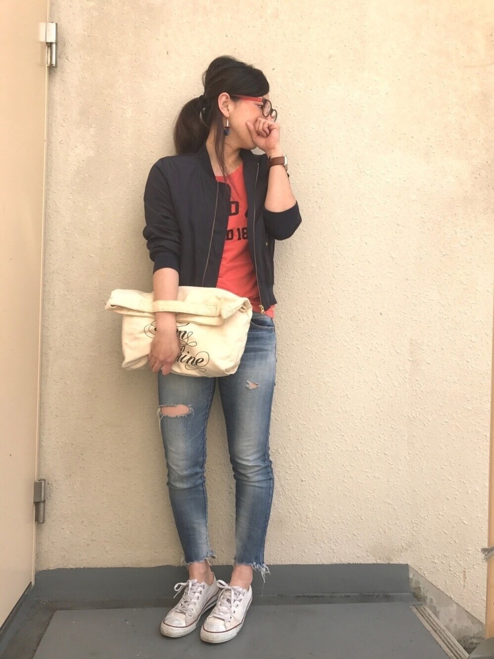 ブルー系のブルゾン、ピンク系のTシャツ/カットソー、その他のバッグを着用したレディースの春コーディネートの1枚目の写真