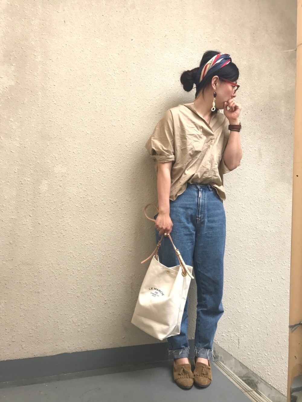 ベージュ系のシャツ/ブラウス、ブルー系のデニムパンツ、ホワイト系のショルダーバッグを着用したレディースの春コーディネートの1枚目の写真