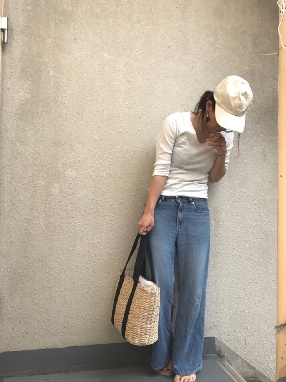 「キャップ、かごバッグ、ワイドパンツ、ビーチサンダル、ラクチンコーデ、大人カジュアル、ホワイト、夏、名前昭和部」｜「UngridのテレコロングスリーブTee（Tシャツ/カットソー、ホワイト系）」を使った、＊:)ayaさん（レディース・160cm）の夏コーディネートの1枚目の写真