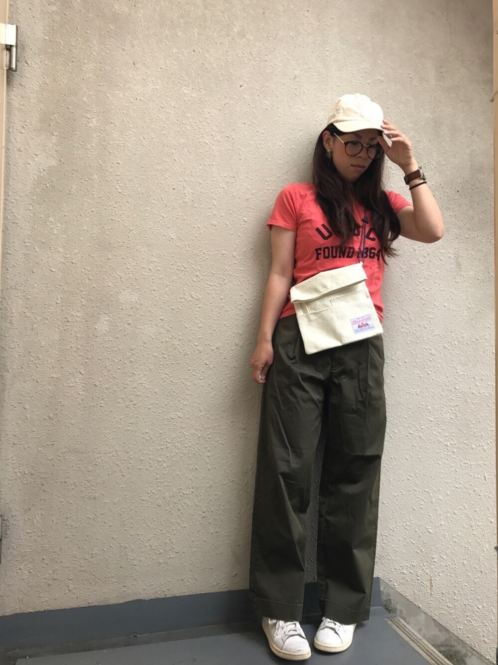 「ドラフトアディダス、キャップ、Tシャツ、Tシャツフェス、ワイドパンツ、サコッシュ、スニーカー、カジュアル、休日スタイル」｜「14+のアイテム（キャップ、ベージュ系）」を使った、＊:)ayaさん（レディース・160cm）の夏コーディネートの1枚目の写真