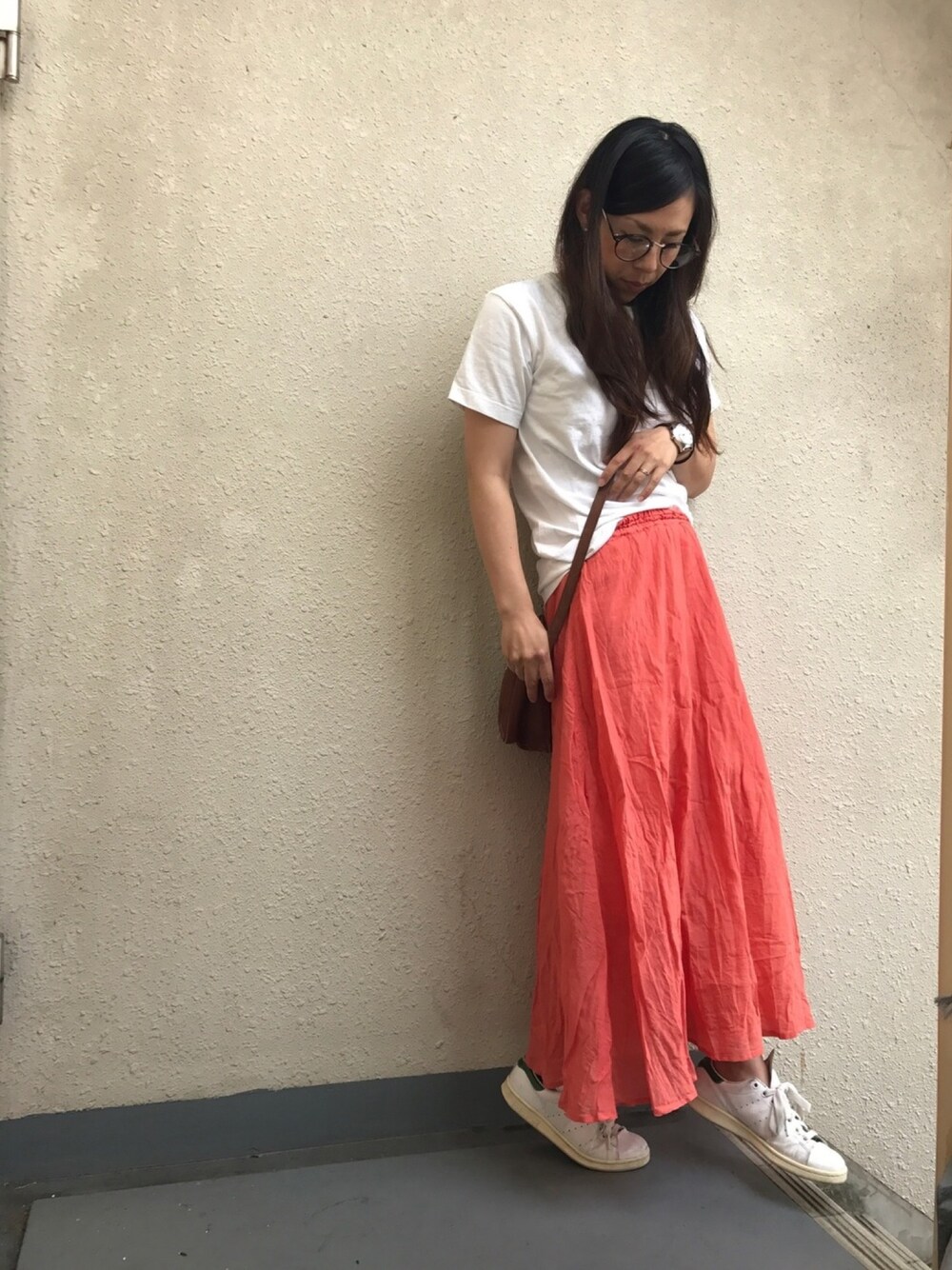 「ドラフトアディダス、ロングスカート、スニーカー、Tシャツ、Tシャツフェス、夏コーデ、休日スタイル、ゆるコーデ、名前昭和部」｜「and it_の【UVカット加工】メガネ（メガネ、ブラック系）」を使った、＊:)ayaさん（レディース・160cm）の夏コーディネートの1枚目の写真