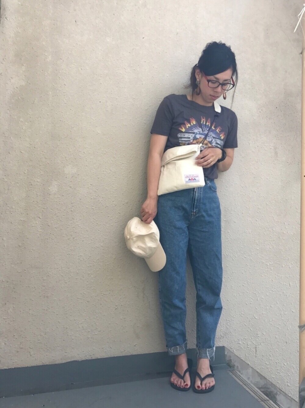 「キャップ、ハイウエストパンツ、ビーチサンダル、ロックT、サコッシュ、シンプル、カジュアル、名前昭和部、オトナ女子、ドラフト半目」｜「Shelly islandの【Kujaku】　変形マーブルヘアクリップ（バレッタ/ヘアクリップ、ホワイト系）」を使った、＊:)ayaさん（レディース・160cm）の夏コーディネートの1枚目の写真