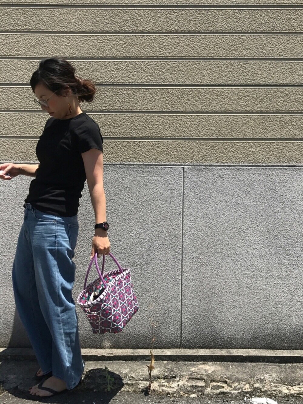 「ワイドパンツ、リブT、ビーチサンダル、プチプラ、かごバッグ、カジュアル、パンツスタイル、シンプル」｜「Shelly islandの【Kujaku】　変形マーブルヘアクリップ（バレッタ/ヘアクリップ、ホワイト系）」を使った、＊:)ayaさん（レディース・160cm）の夏コーディネートの1枚目の写真