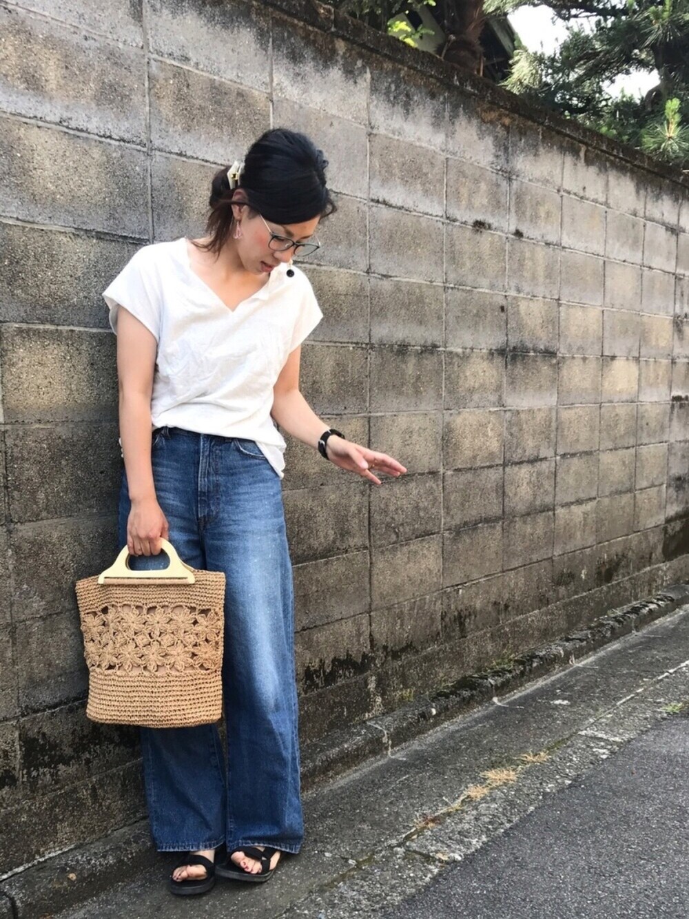 「白Tシャツ、ワイドパンツ、デニム、ビーチサンダル、シンプル、花柄、ゆるコーデ、カジュアル」｜「Shelly islandの【Kujaku】　変形マーブルヘアクリップ（バレッタ/ヘアクリップ、ホワイト系）」を使った、＊:)ayaさん（レディース・160cm）の夏コーディネートの1枚目の写真