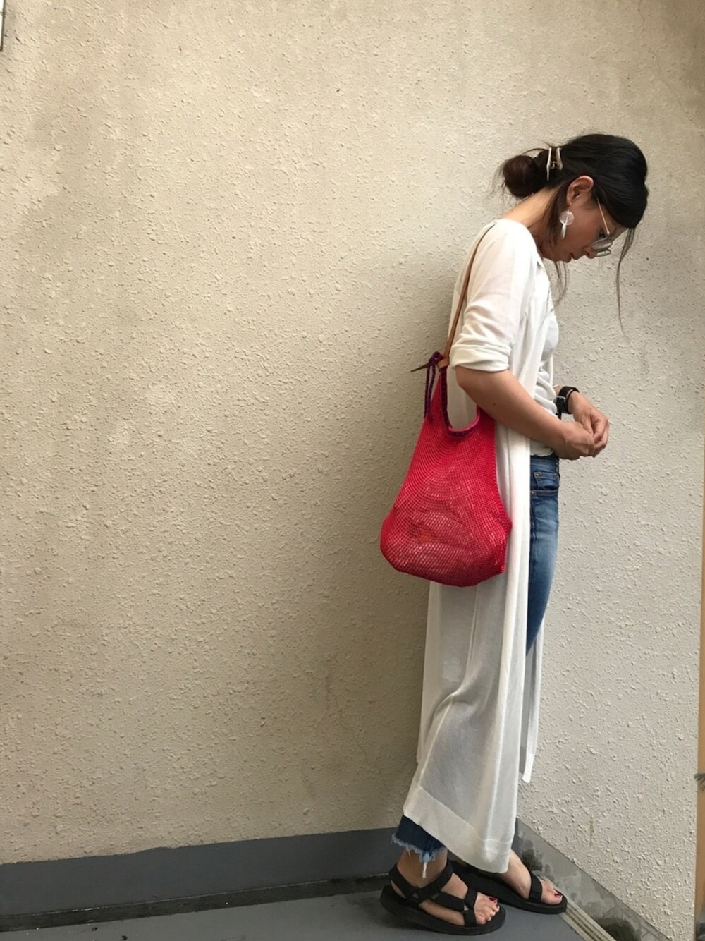 「ロングカーディガン、レースキャミソール、ハンモックバッグ、デニムパンツ、サンダル、ホワイト、オトナカジュアル、きれいめカジュアル、名前昭和部」｜「Shelly islandの【Kujaku】　変形マーブルヘアクリップ（バレッタ/ヘアクリップ、ホワイト系）」を使った、＊:)ayaさん（レディース・160cm）の夏コーディネートの1枚目の写真