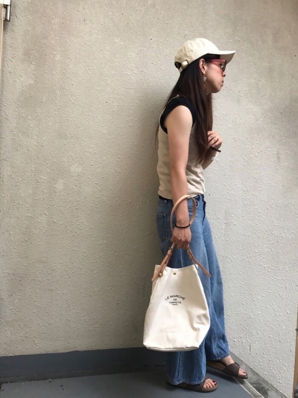 「ワイドパンツ、デニム、ニットキャミソール、ノースリーブ、トートバッグ、サンダル、キャップ、休日スタイル、夏コーデ、名前昭和部」｜「14+のアイテム（キャップ、ベージュ系）」を使った、＊:)ayaさん（レディース・160cm）の夏コーディネートの1枚目の写真