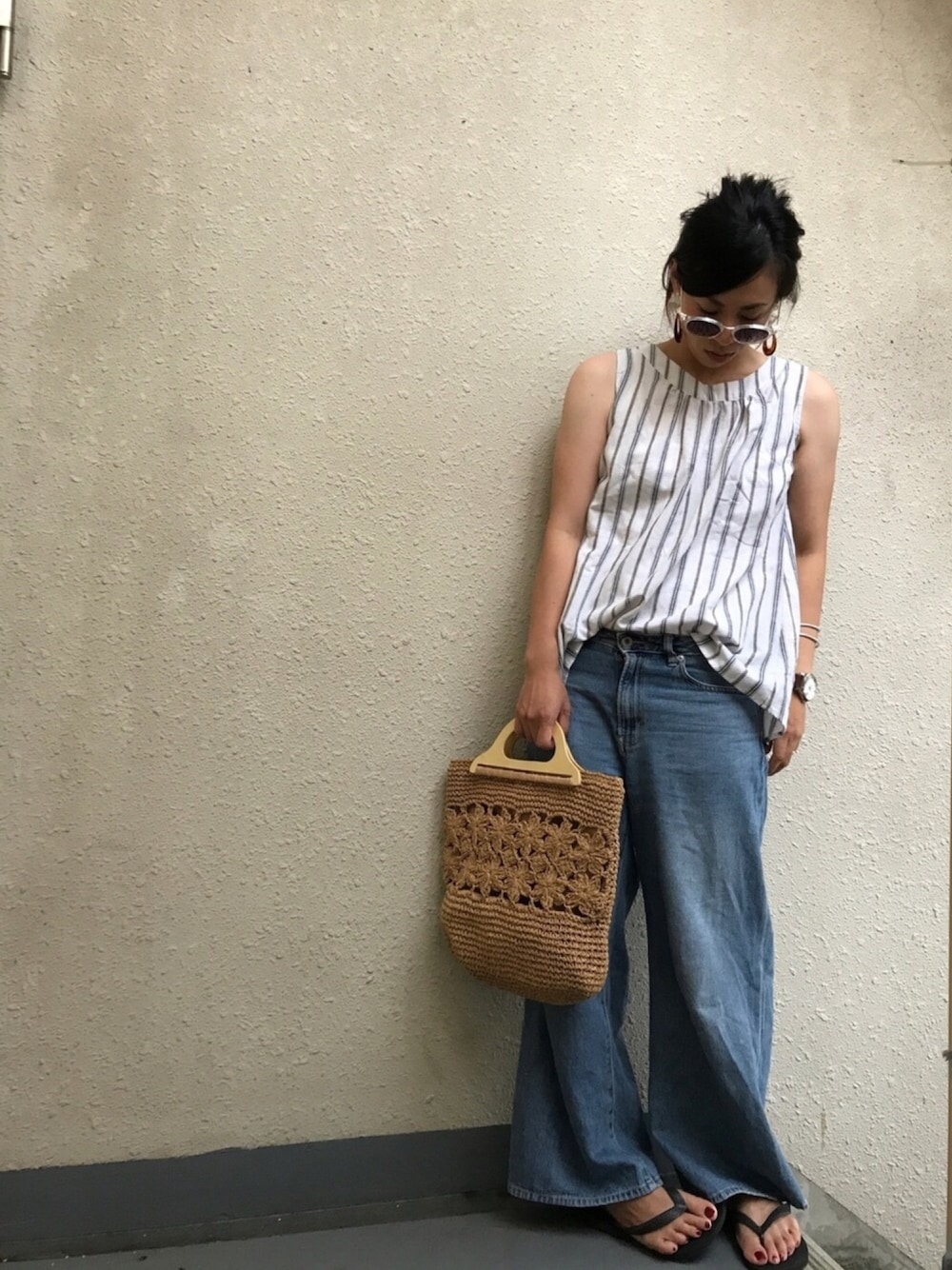 「ワイドパンツ、ストライプ、サングラス、ノースリーブ、デニム、大人カジュアル、シンプルコーデ」｜「Handmadeのアイテム（ピアス（両耳用）、ブラウン系）」を使った、＊:)ayaさん（レディース・160cm）の夏コーディネートの1枚目の写真