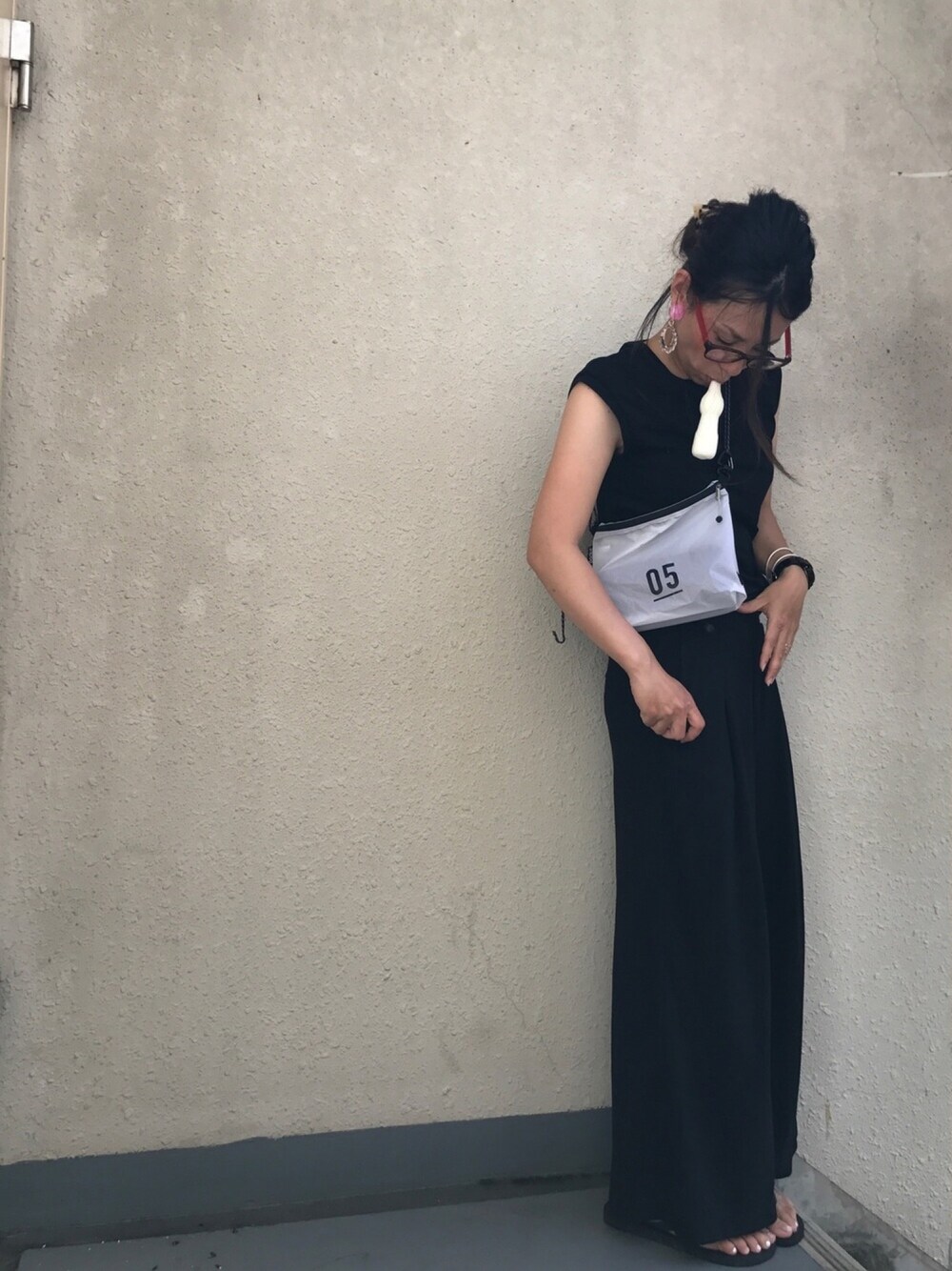 「ドラフトちゅーちゅーおじさん、ワイドパンツ、オールブラック、ノースリーブ、プチプラコーデ、ブラックコーデ、夏コーデ、シンプル、リラックススタイル」｜「Handmadeのアイテム（ピアス（両耳用）、ピンク系）」を使った、＊:)ayaさん（レディース・160cm）の夏コーディネートの1枚目の写真