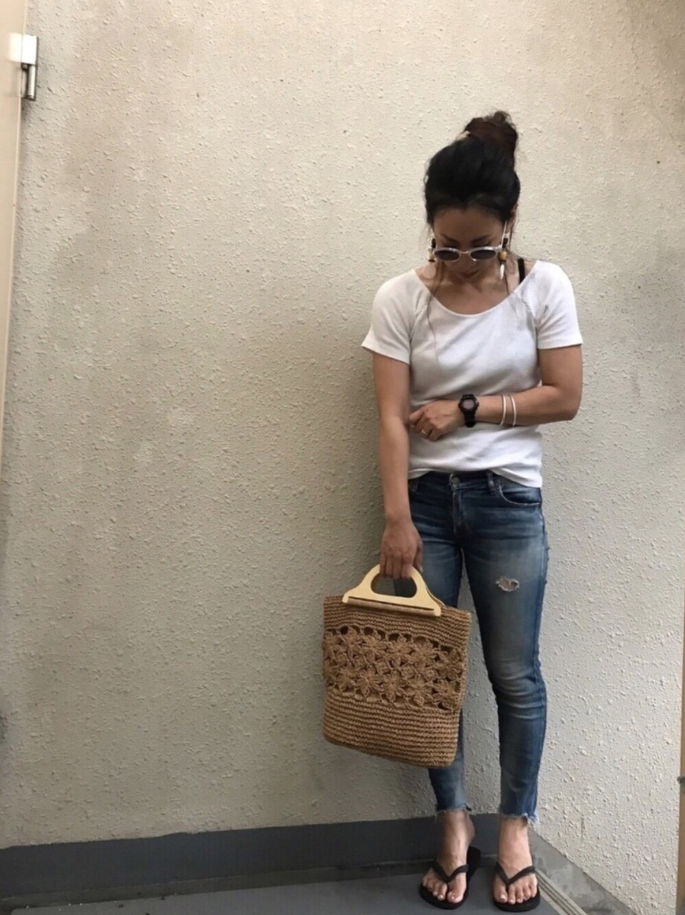 「白Tシャツ、リブT、デニムパンツ、ダメージデニムパンツ、花柄、オトナカジュアル、パンツスタイル、シンプル」｜「Handmadeのアイテム（ピアス（両耳用）、ピンク系）」を使った、＊:)ayaさん（レディース・160cm）の夏コーディネートの1枚目の写真