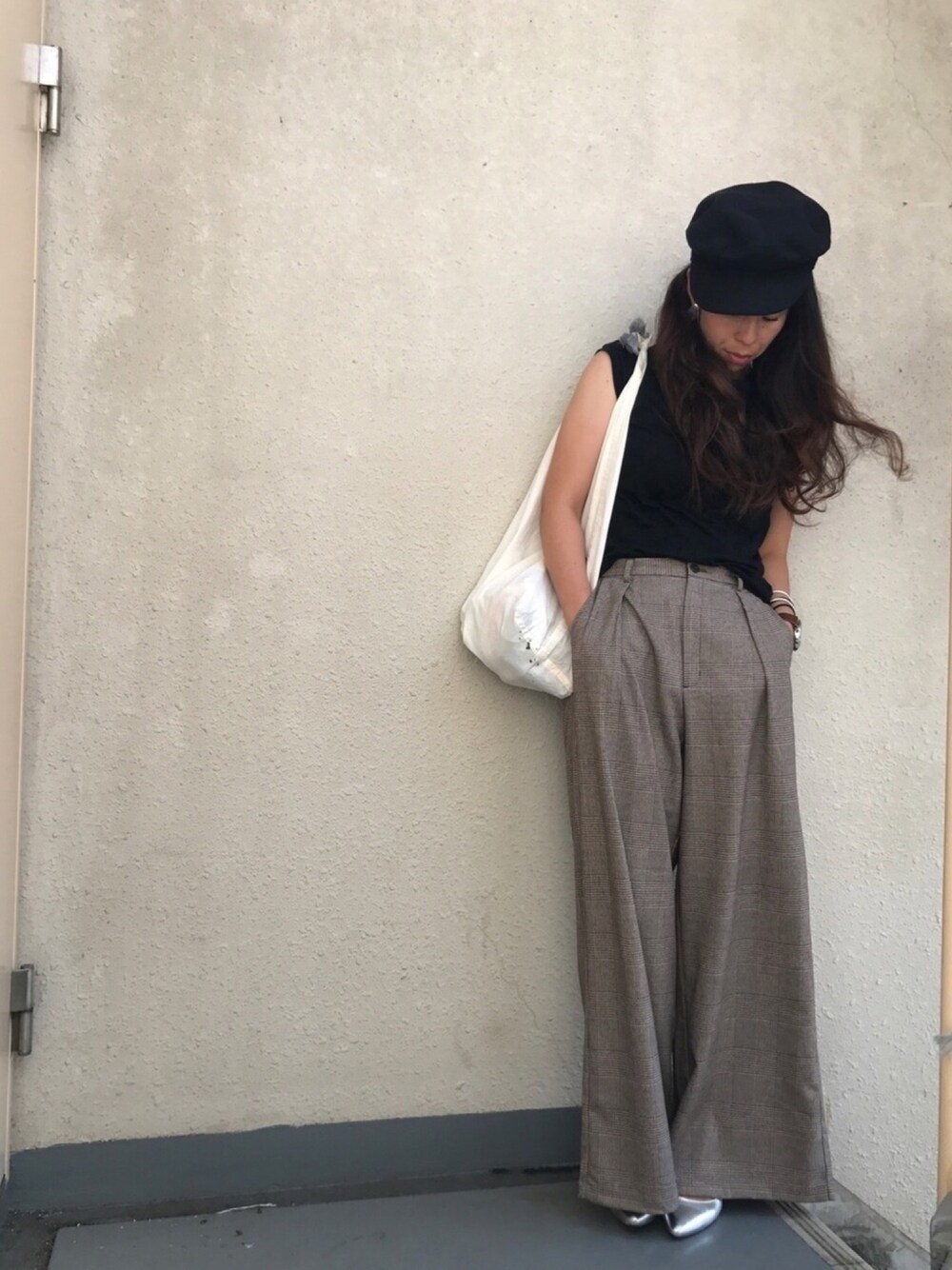 「ワイドパンツ、グレンチェック、ノースリーブ、エコバッグ、キャスケット、秋色、プチプラ、大人カジュアル」｜「GUのアイテム（キャスケット、ブラック系）」を使った、＊:)ayaさん（レディース・160cm）の夏コーディネートの1枚目の写真