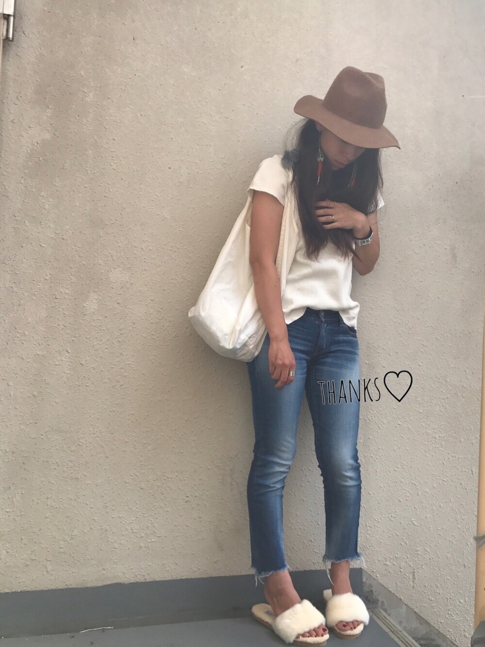 「白Tシャツ、ありがとうホワイトコーデフェス、ファーサンダル、エコバッグ、シンプルコーデ、デニムパンツ、ハット、ママコーデ」｜「GUのアイテム（ハット、ブラウン系）」を使った、＊:)ayaさん（レディース・160cm）の秋コーディネートの1枚目の写真