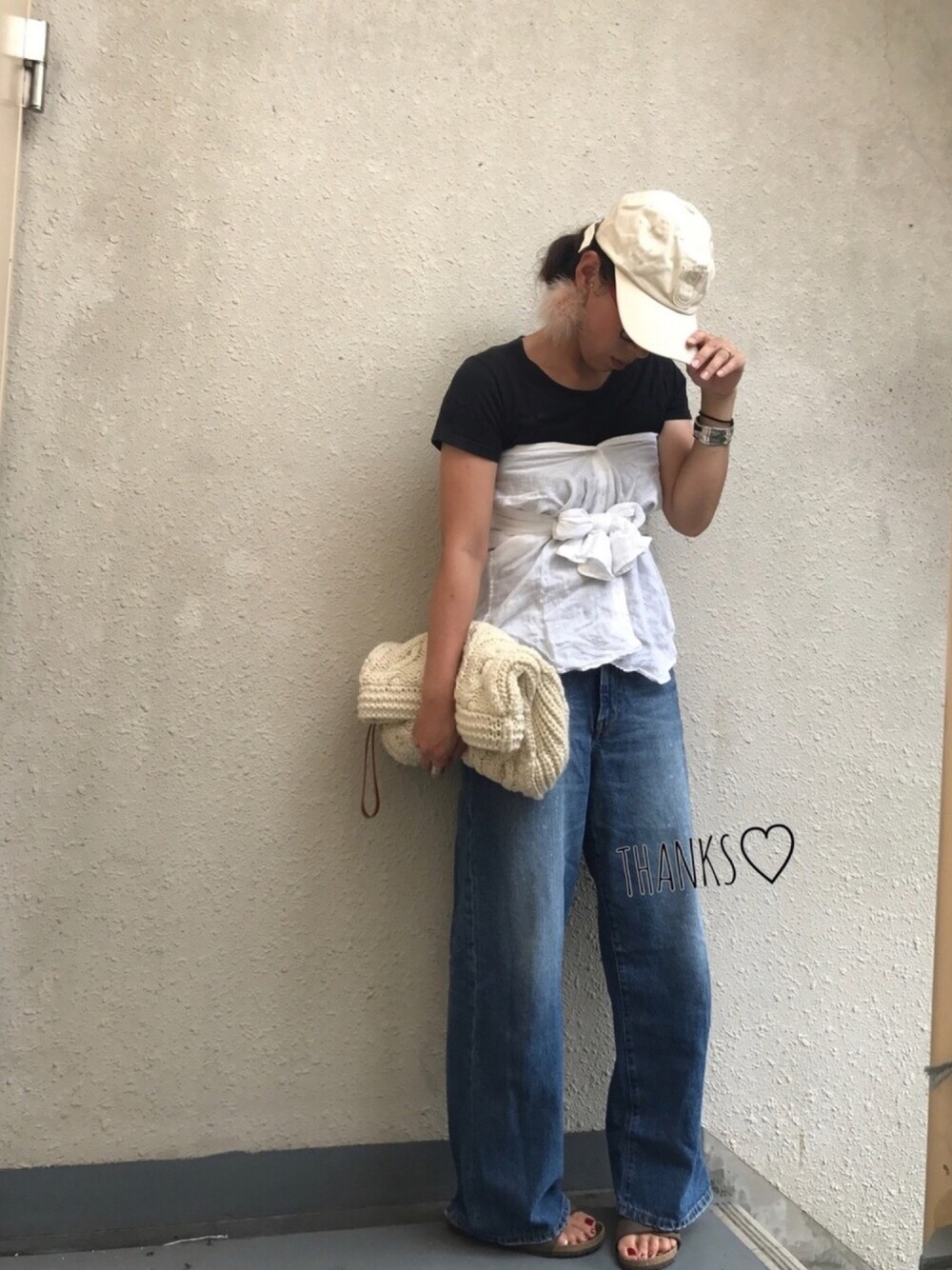「キャップ、シャツビスチェ、ワイドパンツ、ニットクラッチ、クラッチバッグ、ありがとうホワイトコーデフェス、デニム、ファー小物、ママコーデ」｜「14+のアイテム（キャップ、ベージュ系）」を使った、＊:)ayaさん（レディース・160cm）の秋コーディネートの1枚目の写真