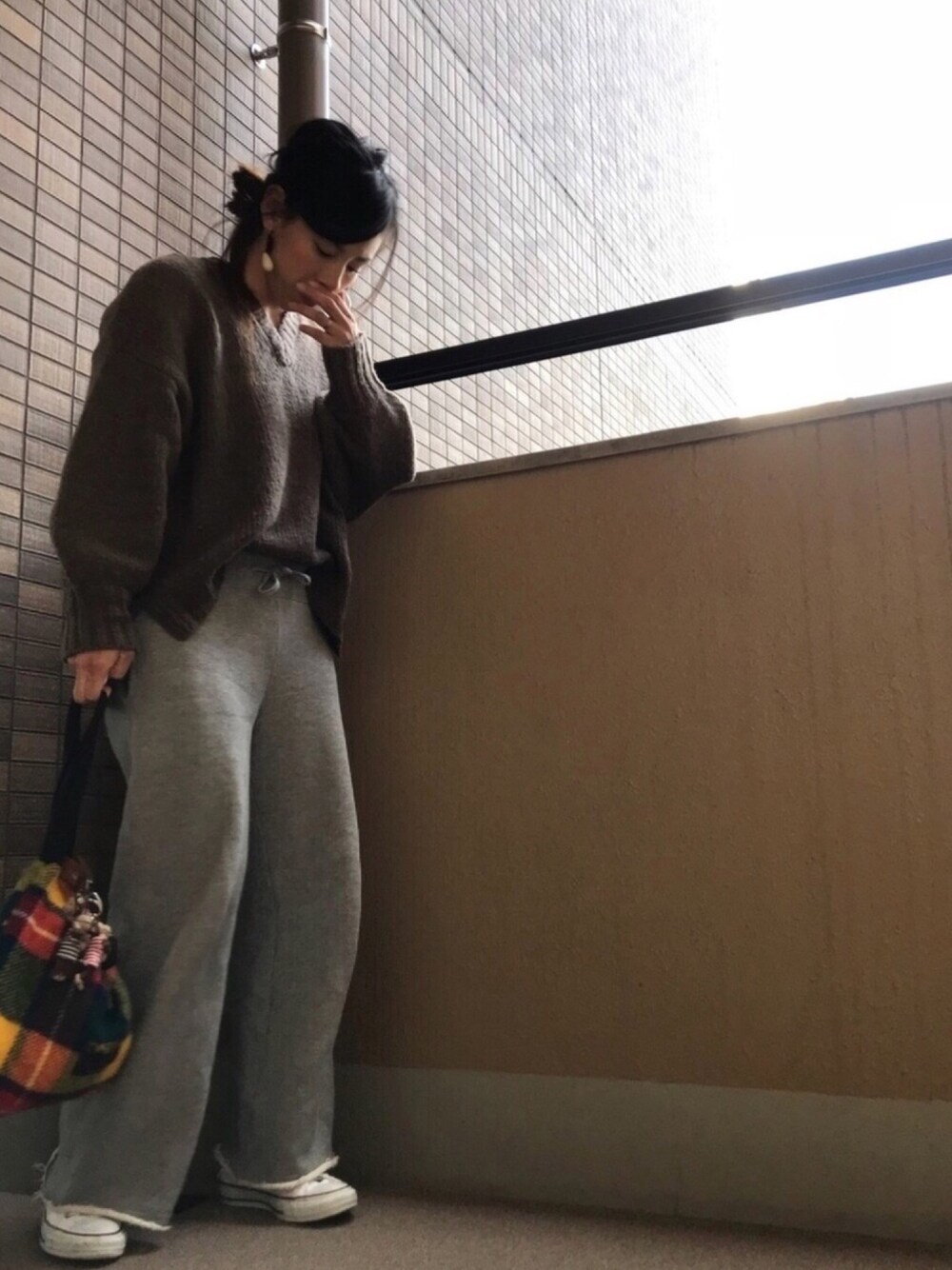 「ニット、ワイドパンツ、スウェットパンツ、チェック柄、コンバース、Vネック、冬コーデ、シンプル」｜「RED CHOP WORKSのRED CHOP WORKS(レッドチョップワークス) 袖ボリュームVネックニット（ニット/セーター、ブラウン系）」を使った、＊:)ayaさん（レディース・160cm）の冬コーディネートの1枚目の写真