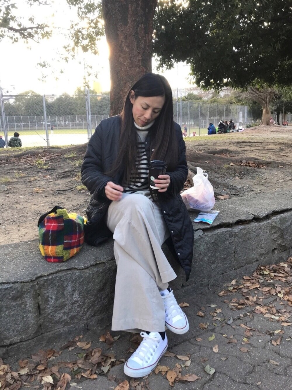 「ワイドパンツ、コーデュロイ、ボーダー、タートルネック、スニーカー、キルティング、インナーダウン、チェック、休日スタイル、ニット」｜「Luz Llenaのボアインナー・キルティング中綿ロングジャケット（ミリタリージャケット、ブラック系）」を使った、＊:)ayaさん（レディース・160cm）の冬コーディネートの1枚目の写真