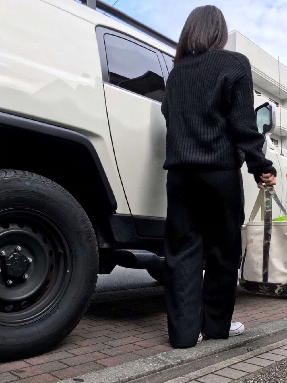 「リブニット、ワイドパンツ、スニーカー、ブラックコーデ、カモフラ、カジュアルコーデ、ラクチンコーデ、オールブラック」｜「Handmadeのアイテム（ピアス（両耳用）、ゴールド系）」を使った、＊:)ayaさん（レディース・160cm）の冬コーディネートの1枚目の写真