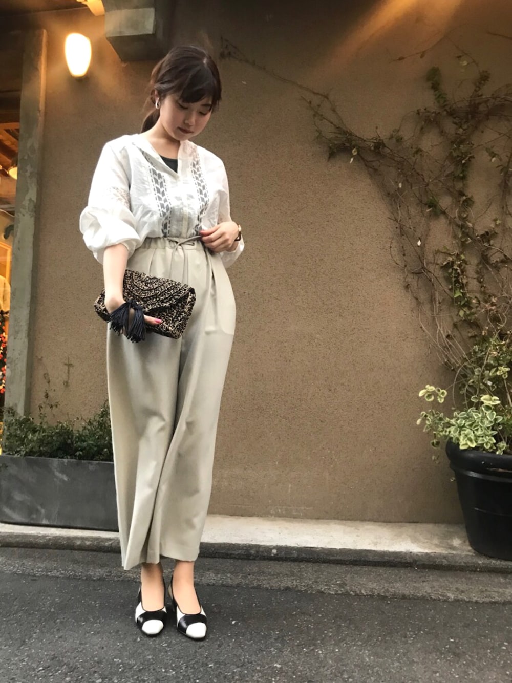 ホワイト系のシャツ/ブラウス、グリーン系のタンクトップ、グレー系のその他パンツを着用したレディースの冬コーディネートの1枚目の写真