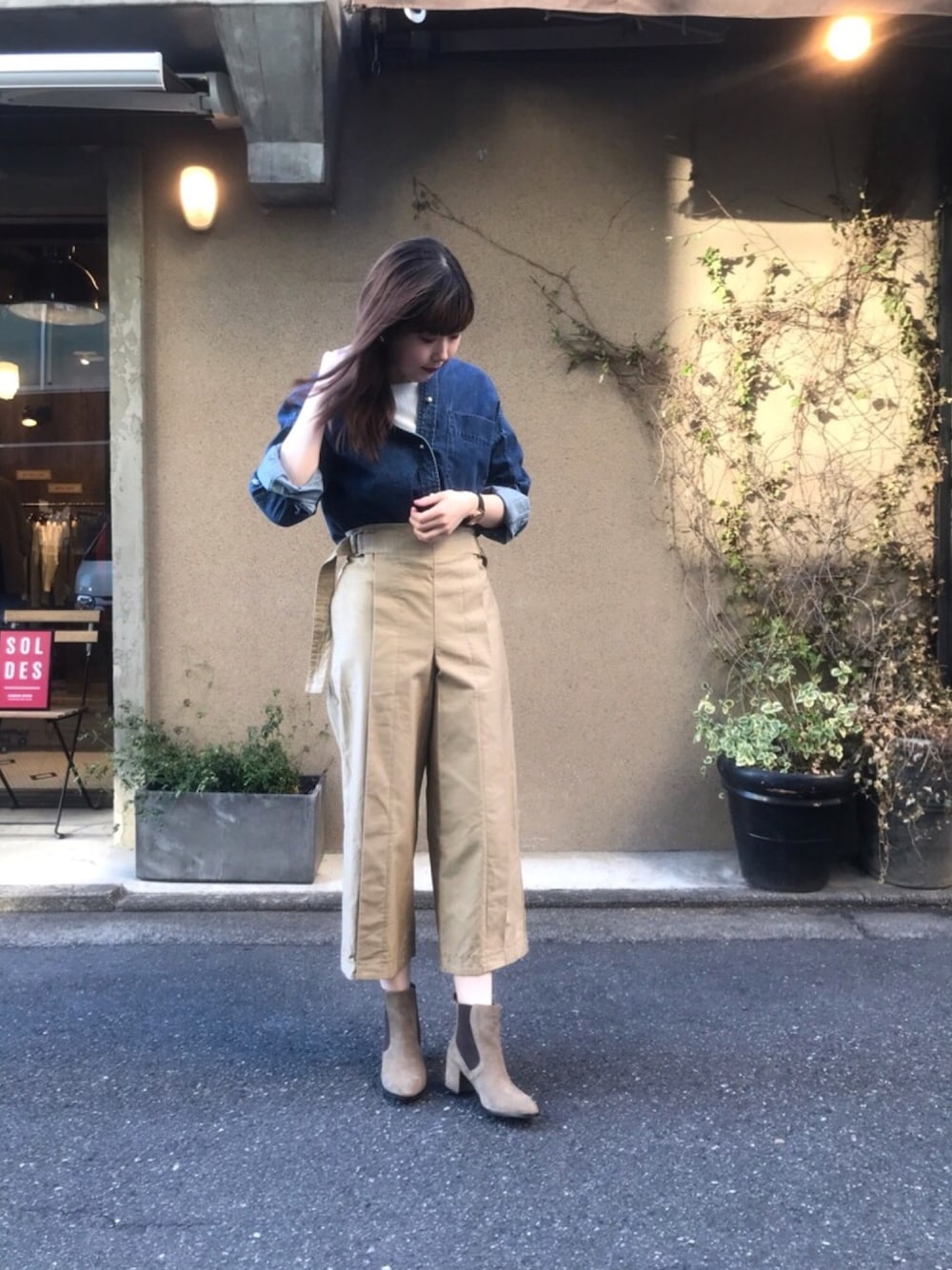 「ショートブーツ、デニムシャツ、休日スタイル、シンプルコーデ、ベージュパンツ、春物、ウエストイン、シャツスタイル、カジュアルコーデ」｜「NOMBRE IMPAIRのライトモールスキン サイドDカンパンツ（その他パンツ、ベージュ系）」を使った、haga.さん（レディース・164cm）の冬コーディネートの1枚目の写真