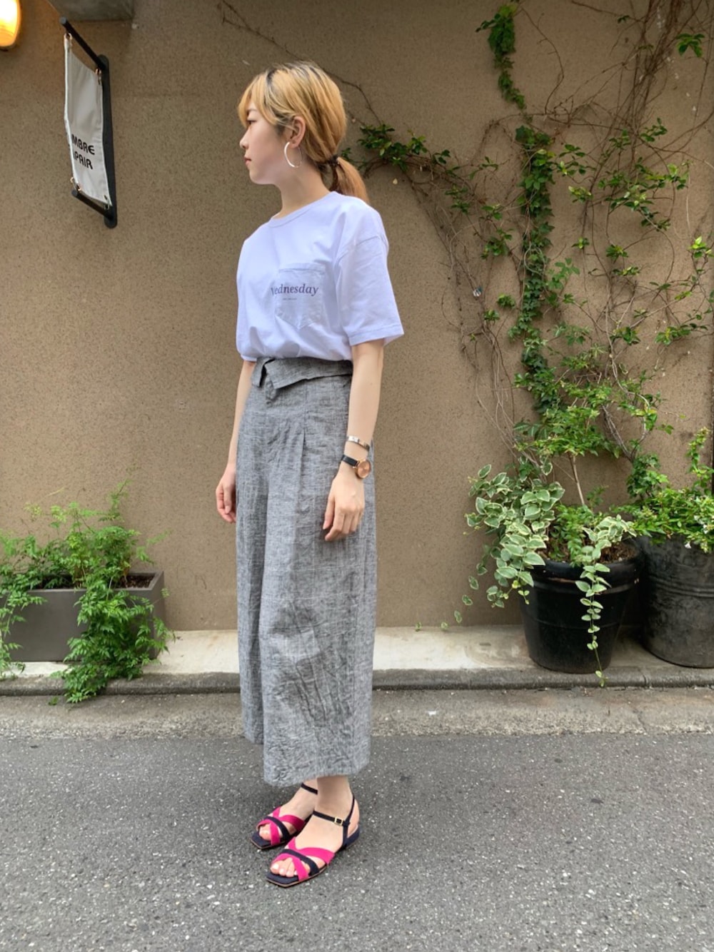 「イヤリング、summer、ワイドパンツ、サンダル、グレンチェック、ウエストイン、夏コーデ、白Tシャツ、シルバーアクセサリー、フープイヤリング」｜「NOMBRE IMPAIRのwednesday　ポケTEE（Tシャツ/カットソー、ホワイト系）」を使った、haga.さん（レディース・165cm）の夏コーディネートの1枚目の写真