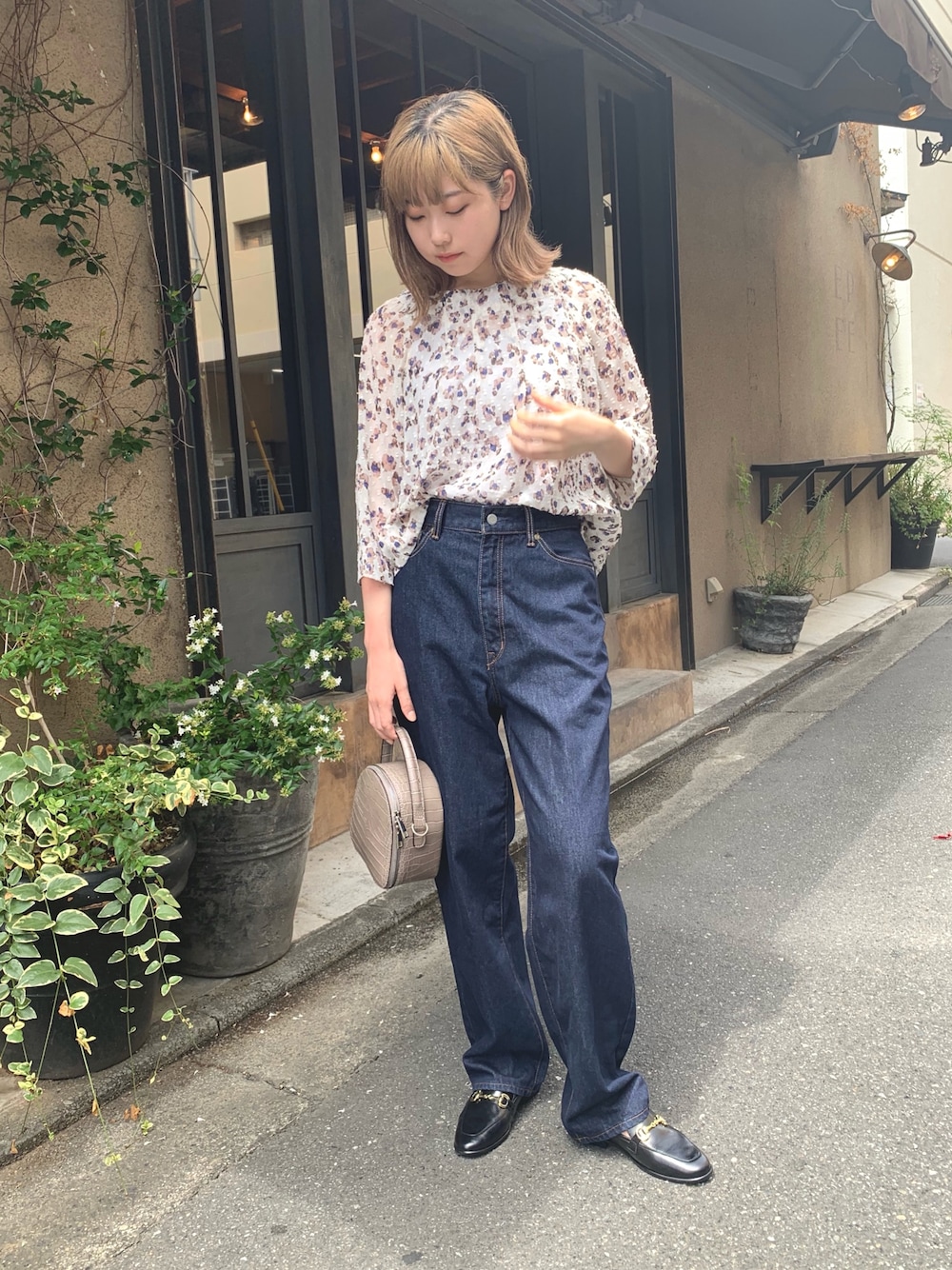 「オトナカジュアル、シンプルコーデ、オトナ女子、パンツスタイル、デニムパンツ、秋コーデ、花柄、秋のコーデ、デニム、ブラウス」｜「NOMBRE IMPAIRの水彩プリント　カットドビースクエアブラウス（シャツ/ブラウス、ホワイト系）」を使った、haga.さん（レディース・165cm）の夏コーディネートの1枚目の写真