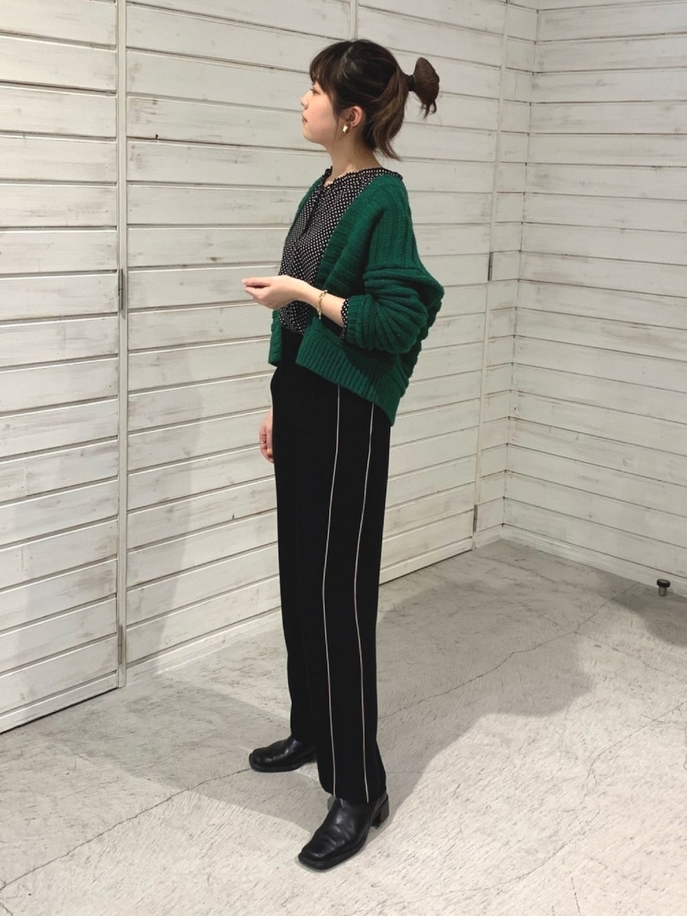 「大人カジュアル、オトナ女子、ニット、冬、春、ブラック、モノトーン、グリーン、カジュアル、パンツスタイル」｜「FIL DE FERの３ＧＧガーター ボレロカーデ（カーディガン/ボレロ、グリーン系）」を使った、haga.さん（レディース・165cm）の冬コーディネートの1枚目の写真