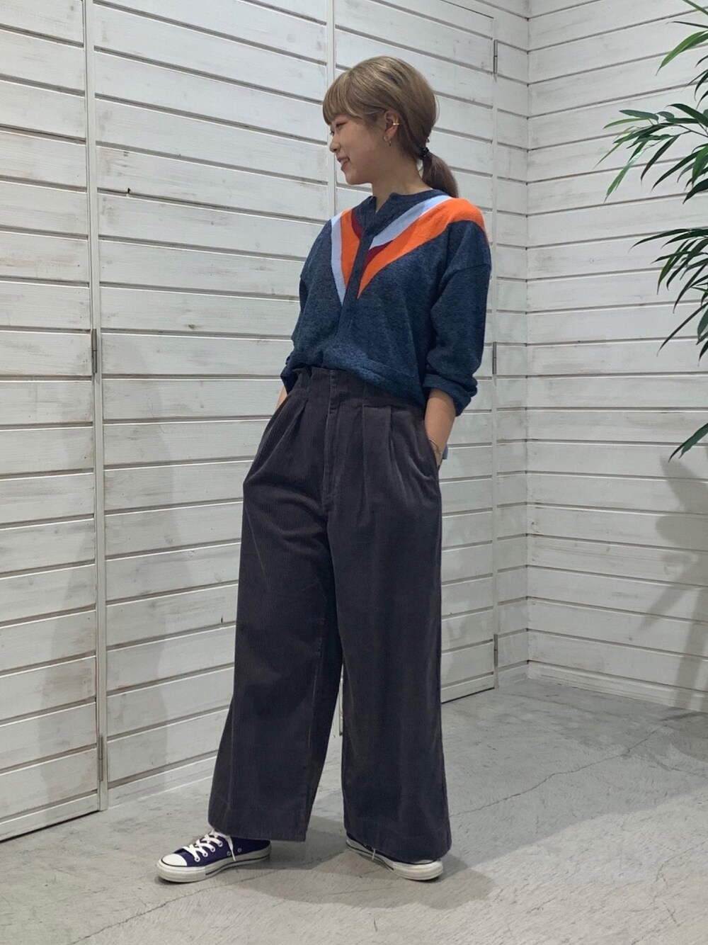 「秋のコーデ、秋コーデ、秋、オトナカジュアル、オトナ女子、休日スタイル、メンズライク、ワイドパンツ、ニット、カーディガン」｜「rapiecageのインフォルド ボリュームイヤカフ（イヤーカフ、ゴールド系）」を使った、haga.さん（レディース・165cm）の秋コーディネートの1枚目の写真