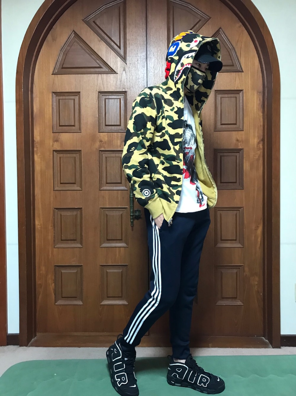 「ELVIRA、stussy、A BATHING APE、シャークパーカー、迷彩柄、迷彩＆ライオン＝ジャングル、adidas originals、AIR MORE UPTEMPO、モアテン」｜「ELVIRAのアイテム（キャップ、ブラック系）」を使った、hat(´ε｀ )～♪♪さん（メンズ・179cm）の夏コーディネートの1枚目の写真