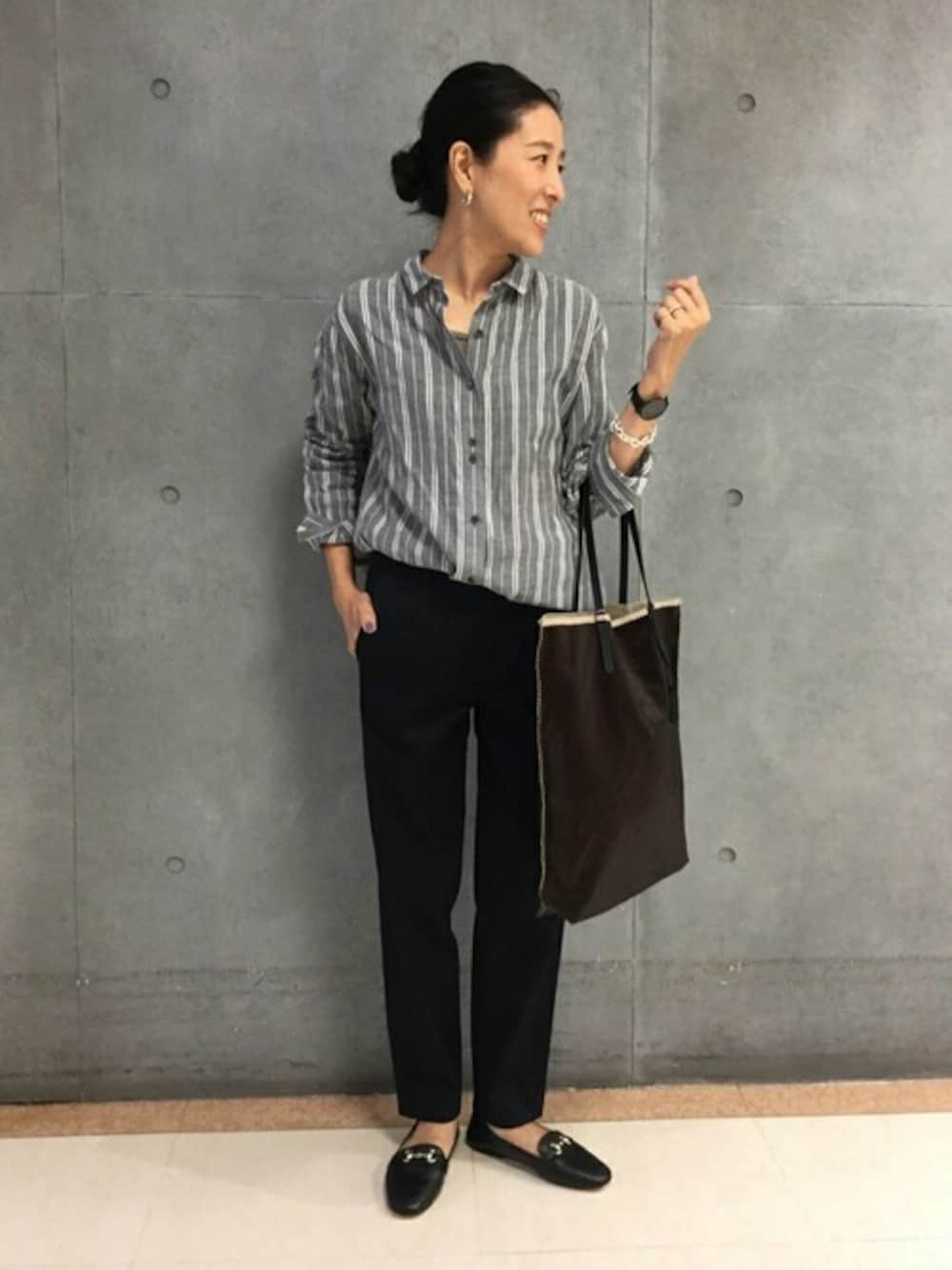 「human womanの◆先染めシャーリングストライプブラウス（シャツ/ブラウス、ブルー系）」を使った、natukiさん（レディース・155cm）の秋コーディネートの1枚目の写真