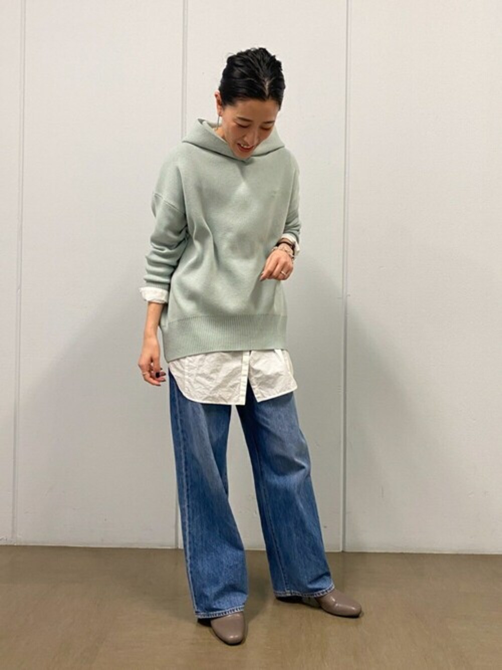 「デニム、パーカー、大人カジュアル、パンツスタイル」｜「human womanの◆スムースニットパーカー（パーカー、グリーン系）」を使った、natukiさん（レディース・155cm）の冬コーディネートの1枚目の写真