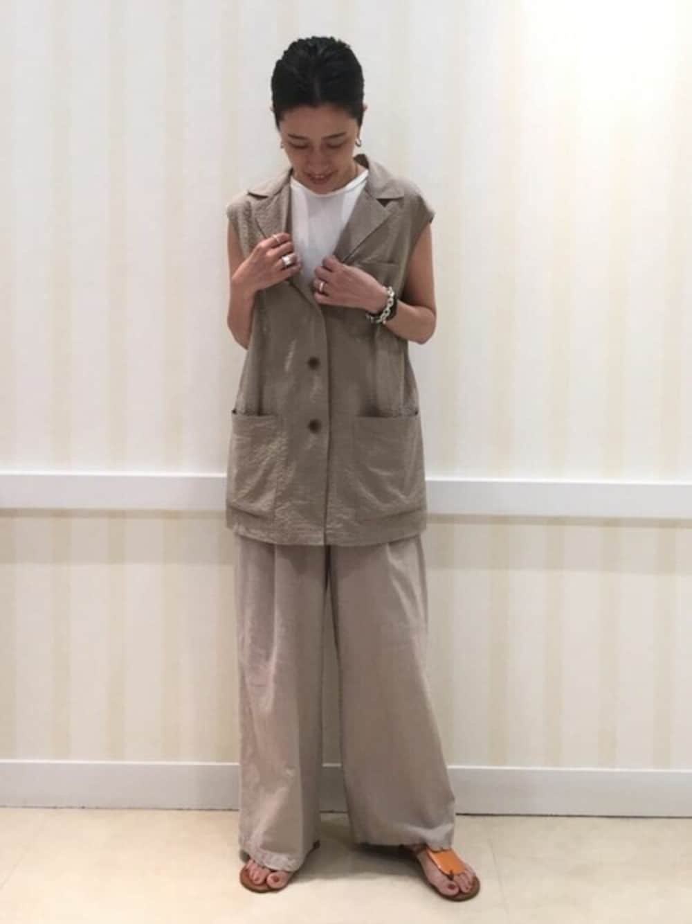 「パンツ、カジュアル、ワントーンコーデ、ベージュ、大人カジュアル、リネン、大人コーデ、パンツスタイル、夏コーデ、小さいさんコーデ」｜「human womanの◆≪arrive 5e≫コットンサッカーストライプブラウス（シャツ/ブラウス、ベージュ系）」を使った、natukiさん（レディース・155cm）の夏コーディネートの1枚目の写真