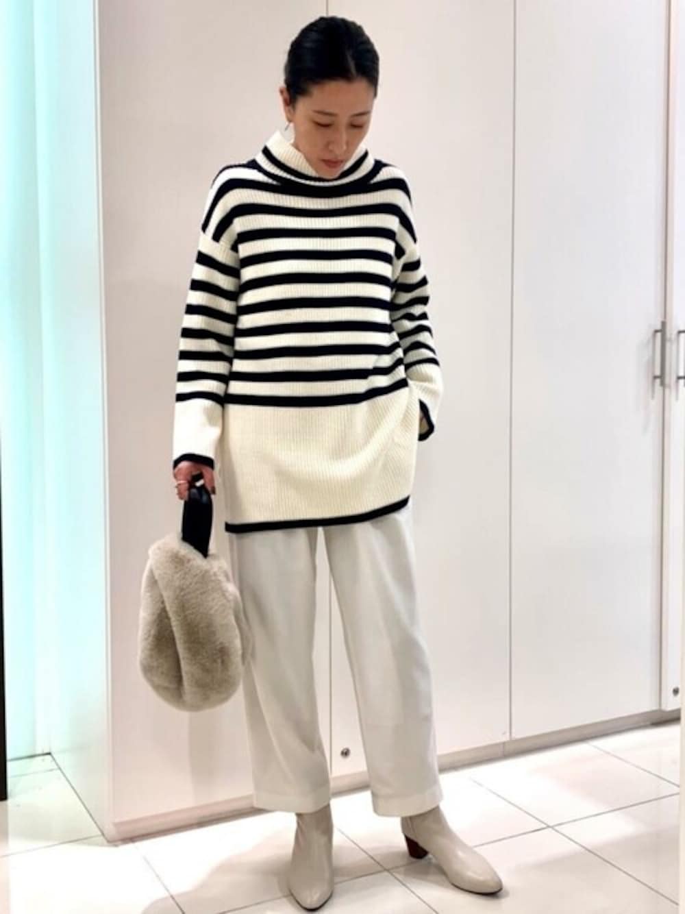 「ニット、ブーツ、ボーダー、シンプル、冬コーデ、大人カジュアル、大人コーデ、パンツスタイル、ファー小物、上品カジュアル」｜「human womanの◆畦ボーダーチュニックニット（ニット/セーター、ホワイト系）」を使った、natukiさん（レディース・155cm）の冬コーディネートの1枚目の写真