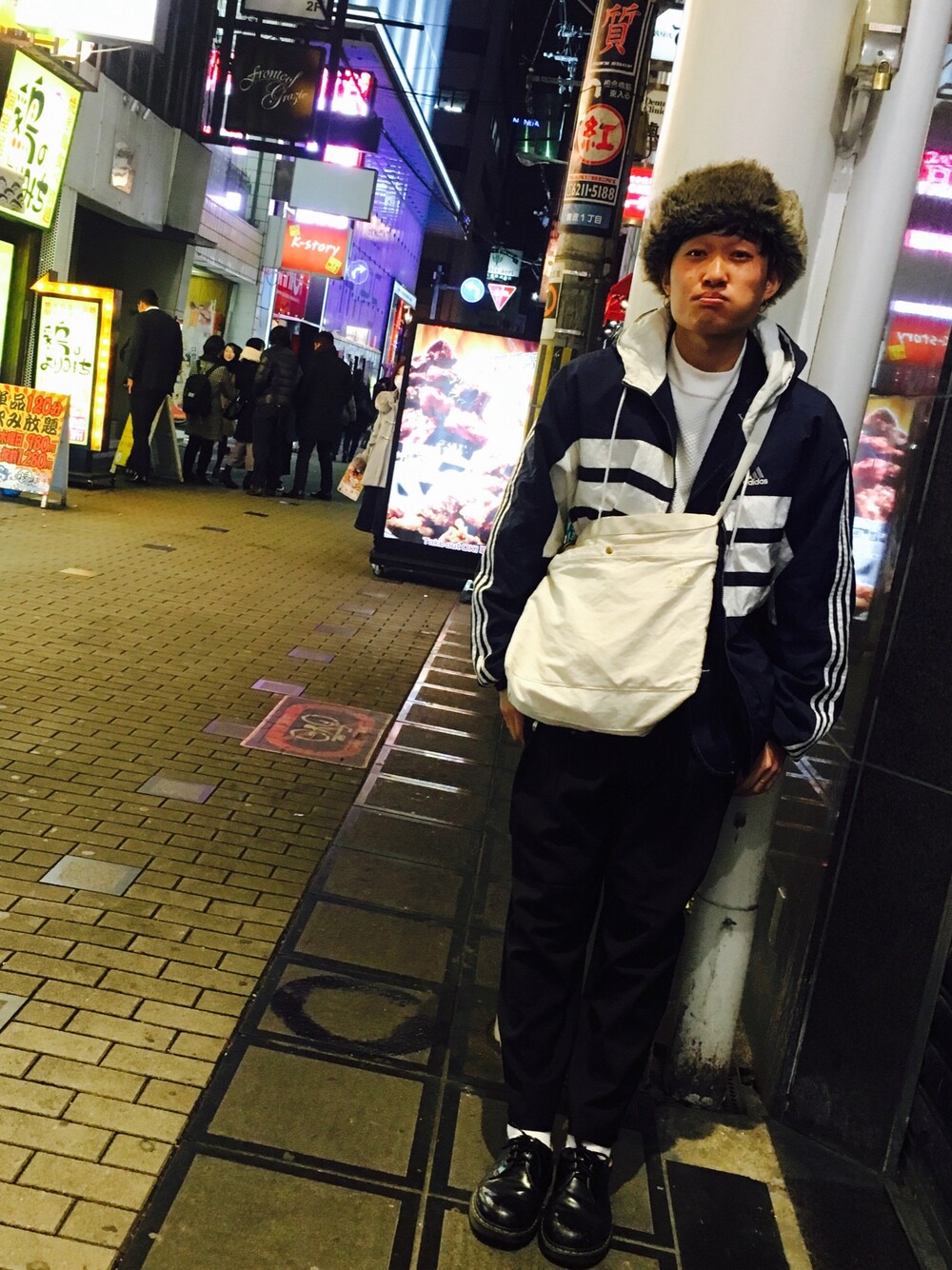 「ボンバーキャップ、adidas、UNIQLO、ジージャン、ワイドパンツ、ドクターマーチン、Dr.Martens」｜「Dr. Martensのアイテム（シューズ、ブラック系）」を使った、mappaさん（メンズ・171cm）の冬コーディネートの1枚目の写真
