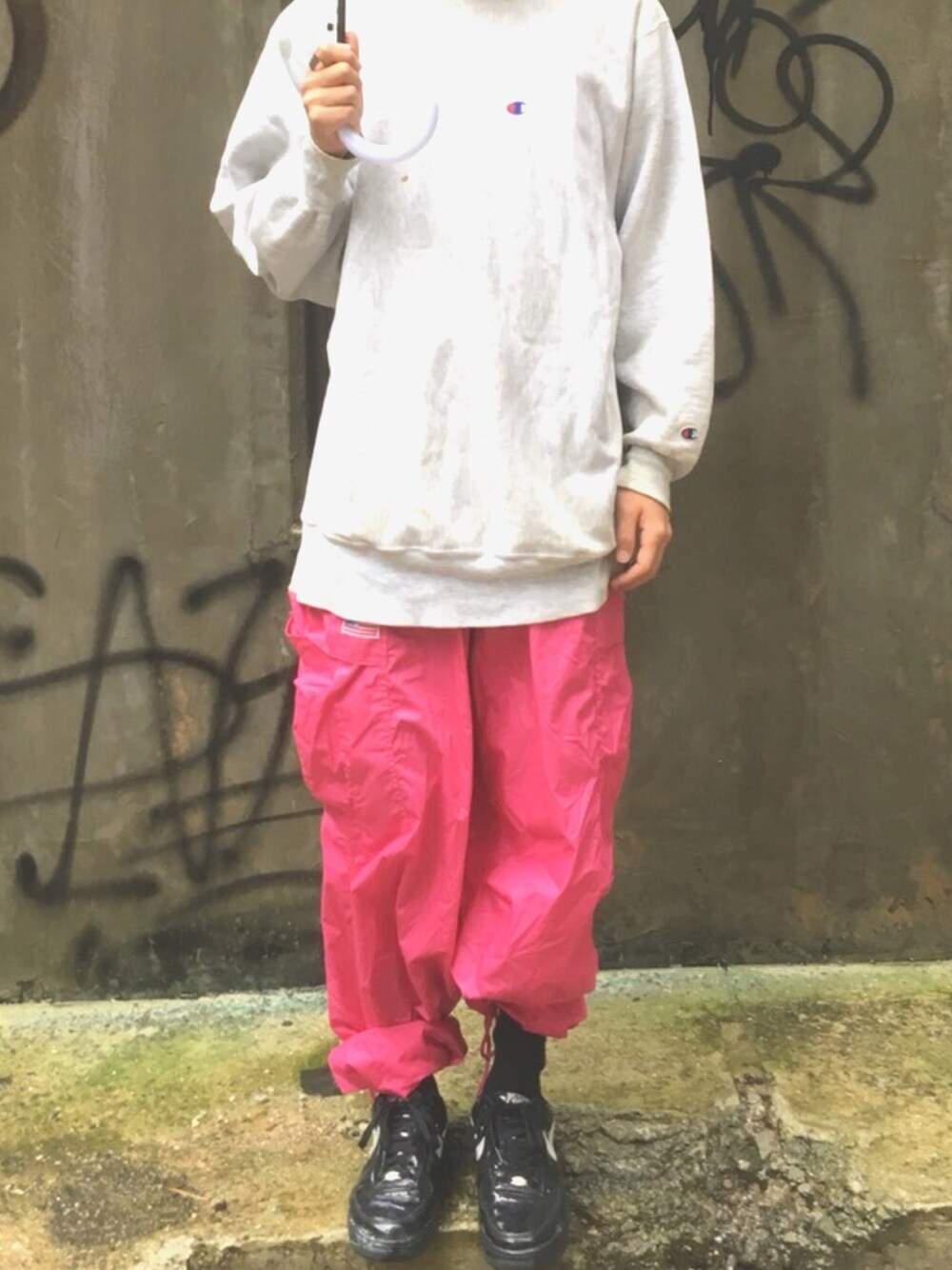 「古着、大阪、アメ村、古着屋、ピンク、チャンピョン、Champion、NIKE、雨、冬」｜「UFOパンツのアイテム（パンツ、ピンク系）」を使った、mappaさん（メンズ・171cm）の秋コーディネートの1枚目の写真