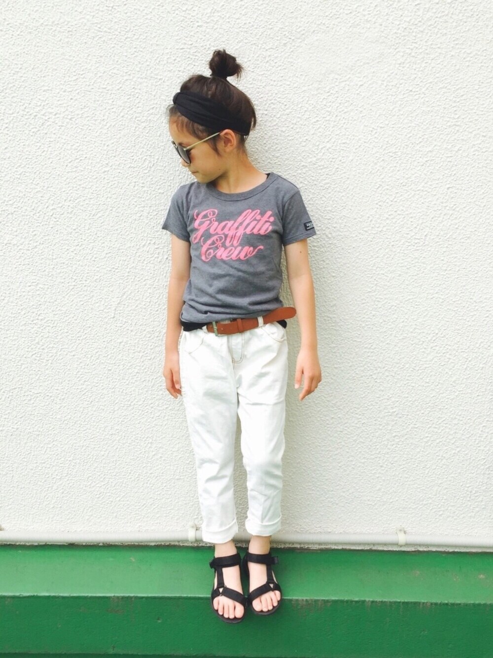 グレー系のTシャツ/カットソー、ホワイト系のデニムパンツ、ブラック系のサンダルを着用したキッズの夏コーディネートの1枚目の写真