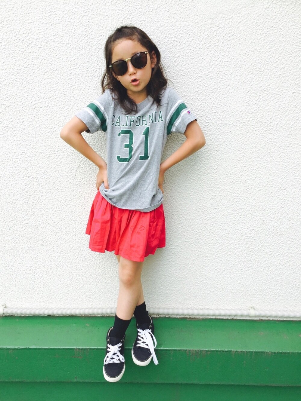 グレー系のTシャツ/カットソー、レッド系のその他パンツ、レッド系のソックス/靴下を着用したキッズの夏コーディネートの1枚目の写真