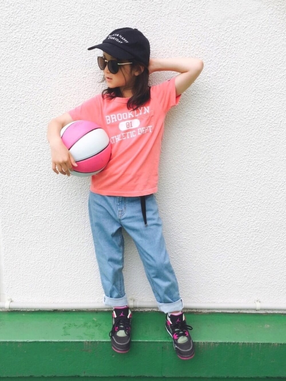 ピンク系のTシャツ/カットソー、ブルー系のデニムパンツ、ブラック系のスニーカーを着用したキッズの夏コーディネートの1枚目の写真
