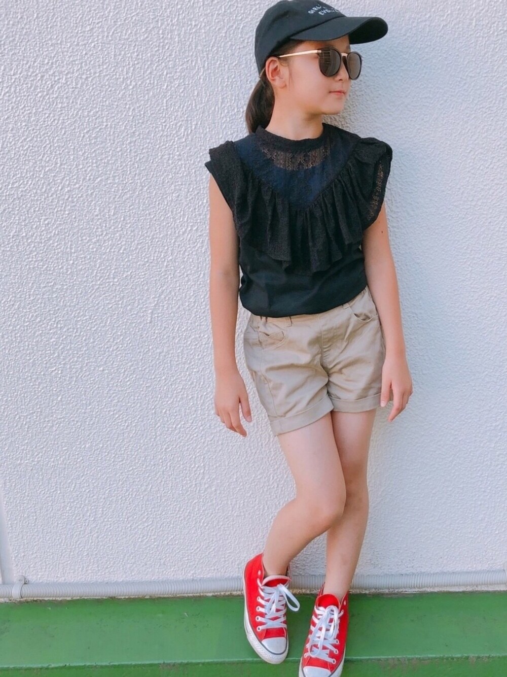 ブラック系のTシャツ/カットソー、ベージュ系のその他パンツ、レッド系のスニーカーを着用したキッズの夏コーディネートの1枚目の写真