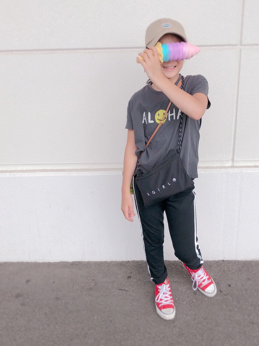 グレー系のTシャツ/カットソー、レッド系のスニーカー、ブラック系のバッグを着用したキッズの夏コーディネートの1枚目の写真