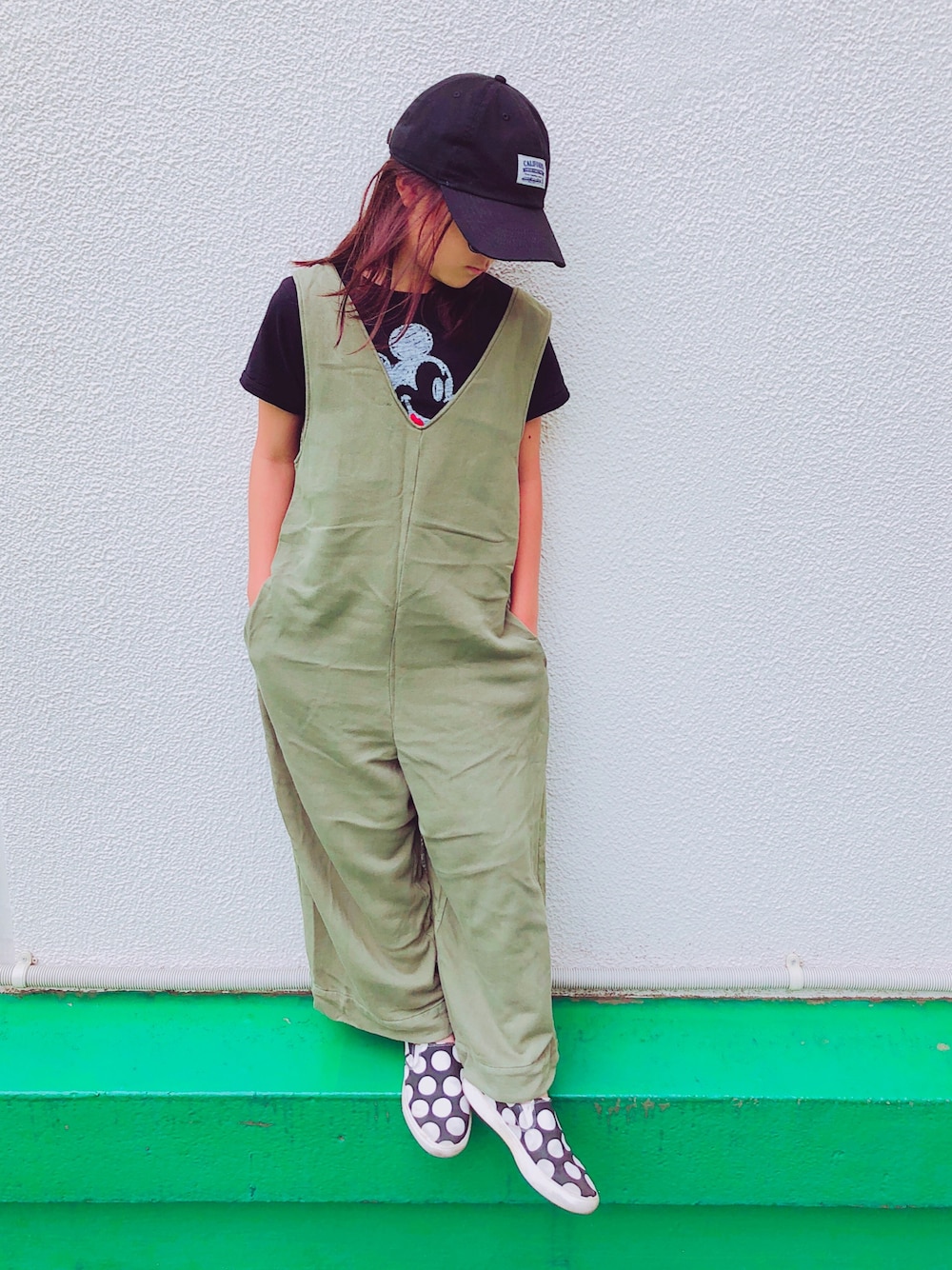 グリーン系のサロペット/オーバーオール、ブラック系のTシャツ/カットソーを着用したキッズの夏コーディネートの1枚目の写真