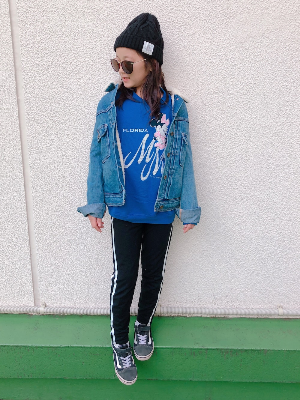 ブルー系のスウェット、ブラック系のスニーカー、その他のその他を着用したキッズの秋コーディネートの1枚目の写真