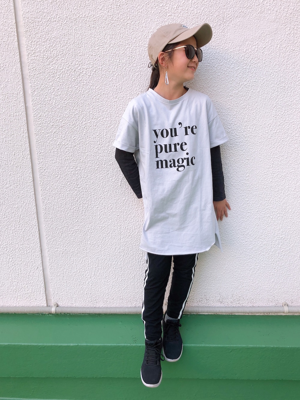グレー系のTシャツ/カットソー、ブラック系のスニーカー、ベージュ系のキャップを着用したキッズの春コーディネートの1枚目の写真
