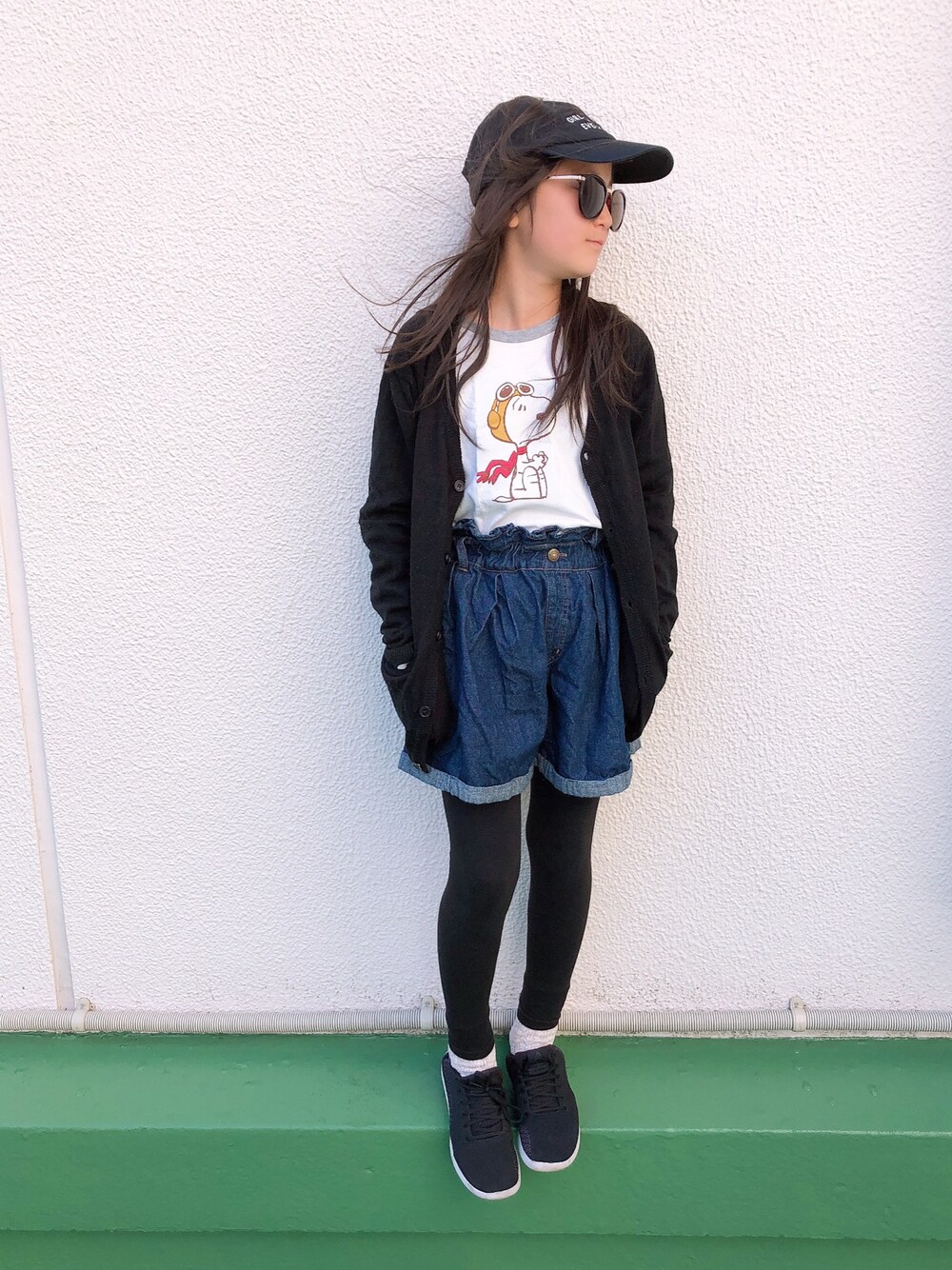 ブラック系のカーディガン/ボレロ、グレー系のTシャツ/カットソー、ブルー系のデニムパンツを着用したキッズの春コーディネートの1枚目の写真