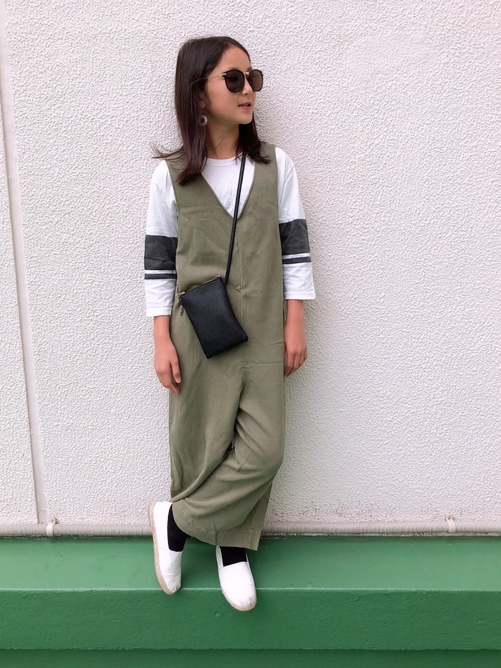 ホワイト系のTシャツ/カットソー、グリーン系のサロペット/オーバーオール、その他のその他を着用したキッズの夏コーディネートの1枚目の写真