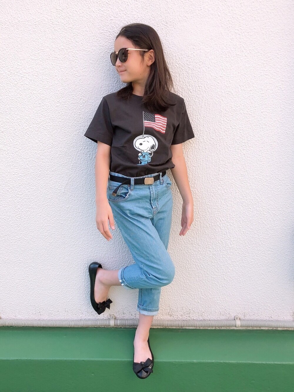 ブラック系のTシャツ/カットソー、ブルー系のデニムパンツ、ブラック系のシューズを着用したキッズの夏コーディネートの1枚目の写真