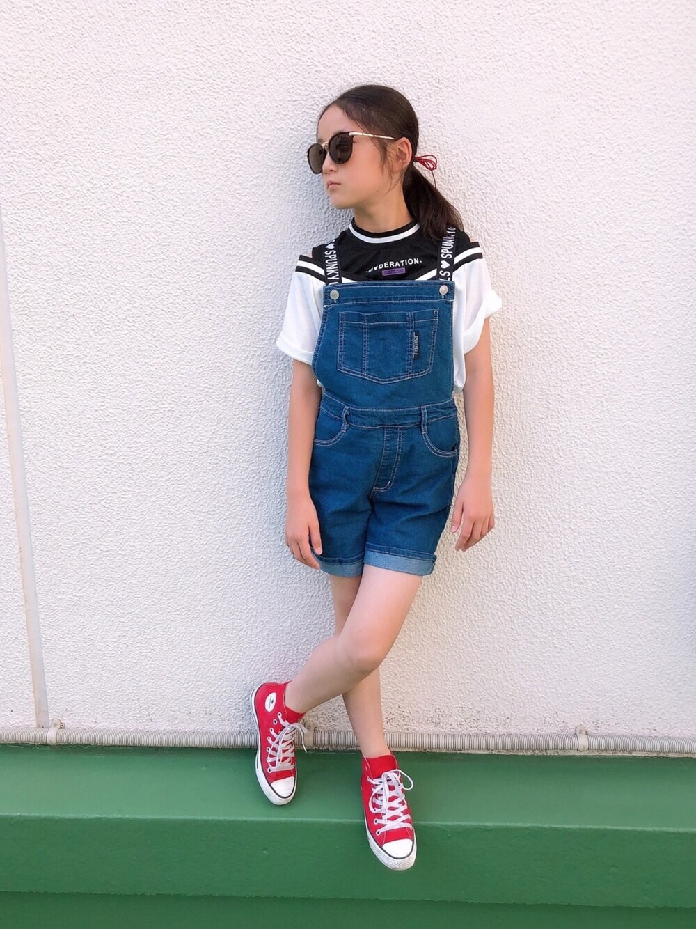 ホワイト系のTシャツ/カットソー、レッド系のスニーカー、ブルー系のデニムパンツを着用したキッズの夏コーディネートの1枚目の写真