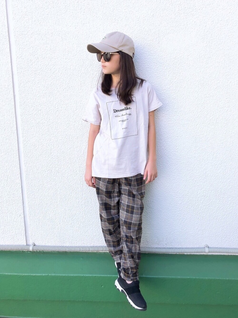 グレー系のその他パンツ、ブラック系のスニーカー、ベージュ系のTシャツ/カットソーを着用したキッズの秋コーディネートの1枚目の写真