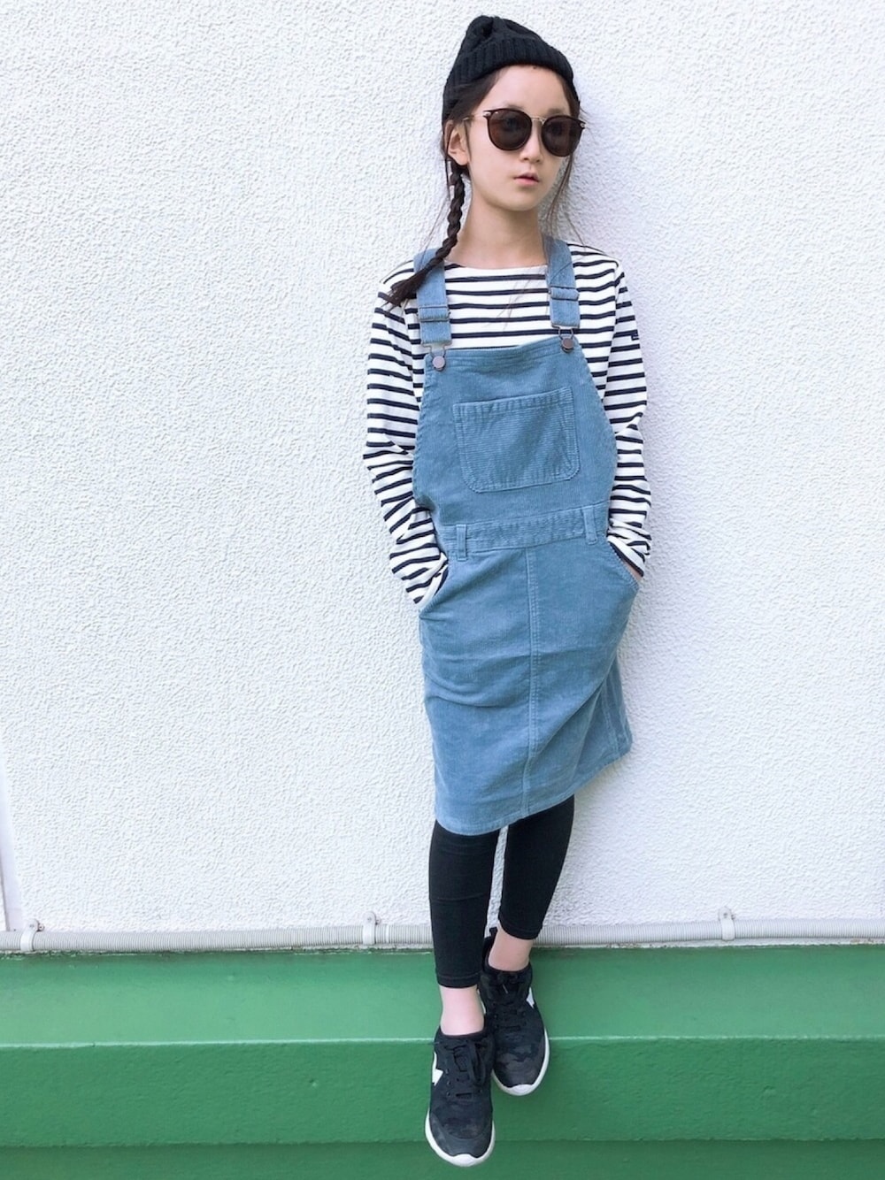 ブルー系のスカート、ホワイト系のTシャツ/カットソー、ブラック系のニットキャップ/ビーニーを着用したキッズの秋コーディネートの1枚目の写真