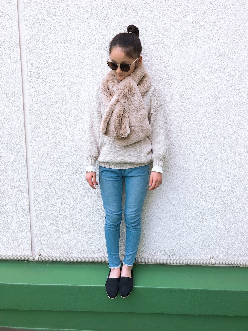 ホワイト系のTシャツ/カットソー、ベージュ系のニット/セーター、ブルー系のデニムパンツを着用したキッズの冬コーディネートの1枚目の写真