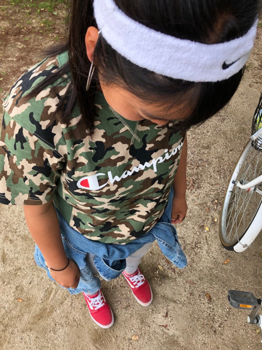 ブラック系のTシャツ/カットソー、ブルー系のデニムジャケット、レッド系のスニーカーを着用したレディースの春コーディネートの1枚目の写真